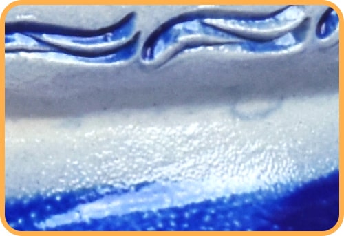 Genarbte Oberfläche des Brottopfes aus Keramik mit Salzglasur